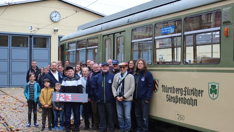 Historischer Stadtverkehr Historisches Straßenbahndepot St. Peter Vereinsmitglieder des Historischer Stadtverkehr Bamberg e. V. vor einer historischen Straßenbahn im Straßenbahndepot St. Peter in Nürnberg