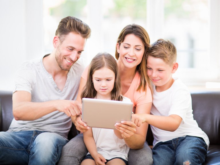 Familie auf Sofa am IPad