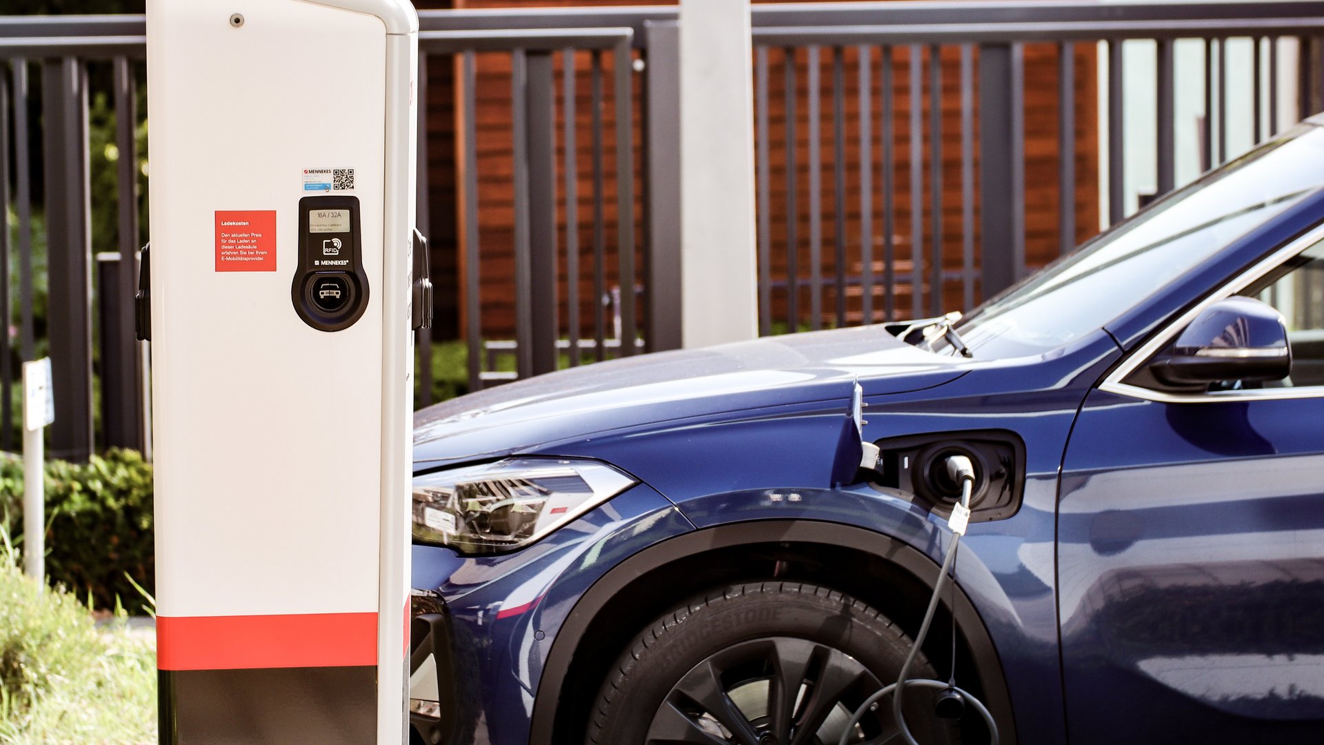 Elektroladesäule mit E-Auto am Margaretendamm 28