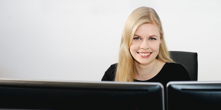 Frau sitzt am Schreibtisch