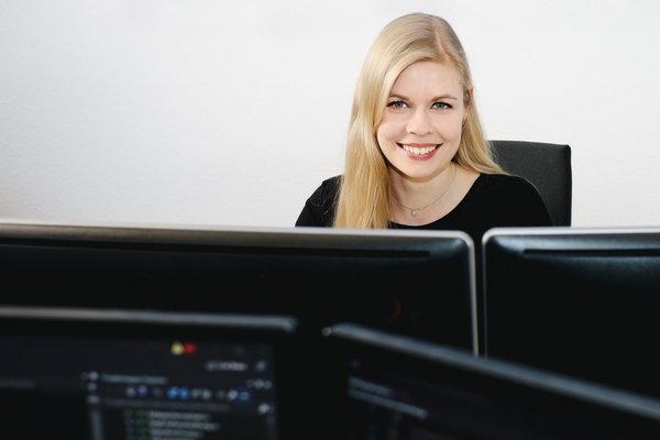 Frau sitzt am Schreibtisch