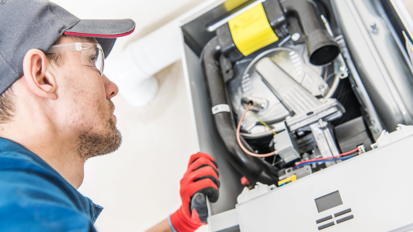 Stadtwerke Mitarbeiter arbeiten an Gastherme Stadtwerke Mitarbeiter arbeiten an Gastherme