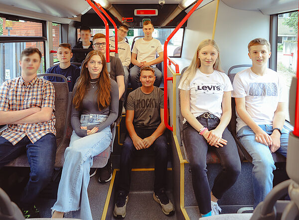 Gruppe neuer Auszubildenden der Stadtwerke Bamberg im Bus