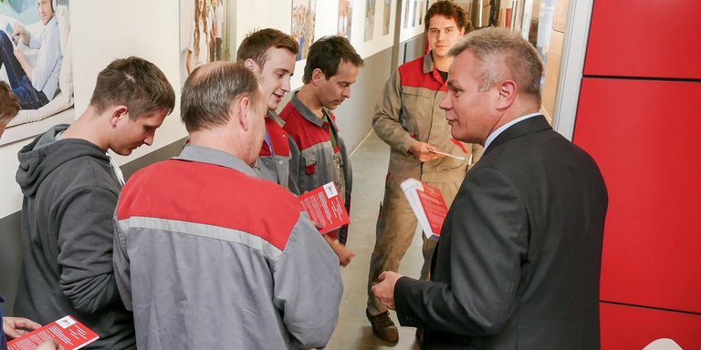 Stadtwerke Mitarbeiter mit Herrn Dr. Fiedeldey