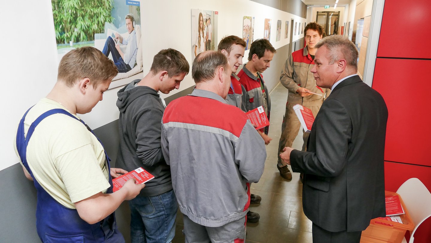 Geschäftsführer Michael Fiedeldey mit einer Gruppe von Mitarbeitenden