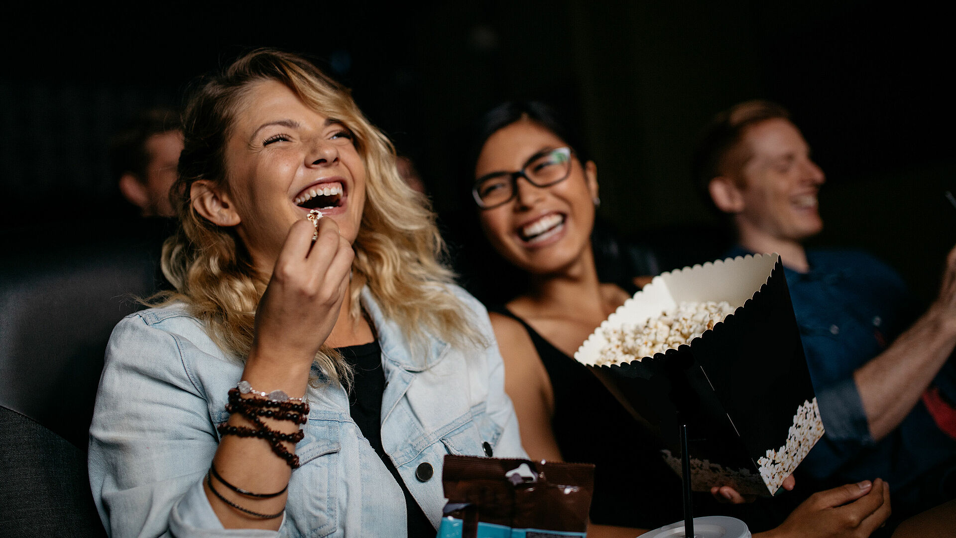 Besucherinen im Kinosommer mit Popcorn