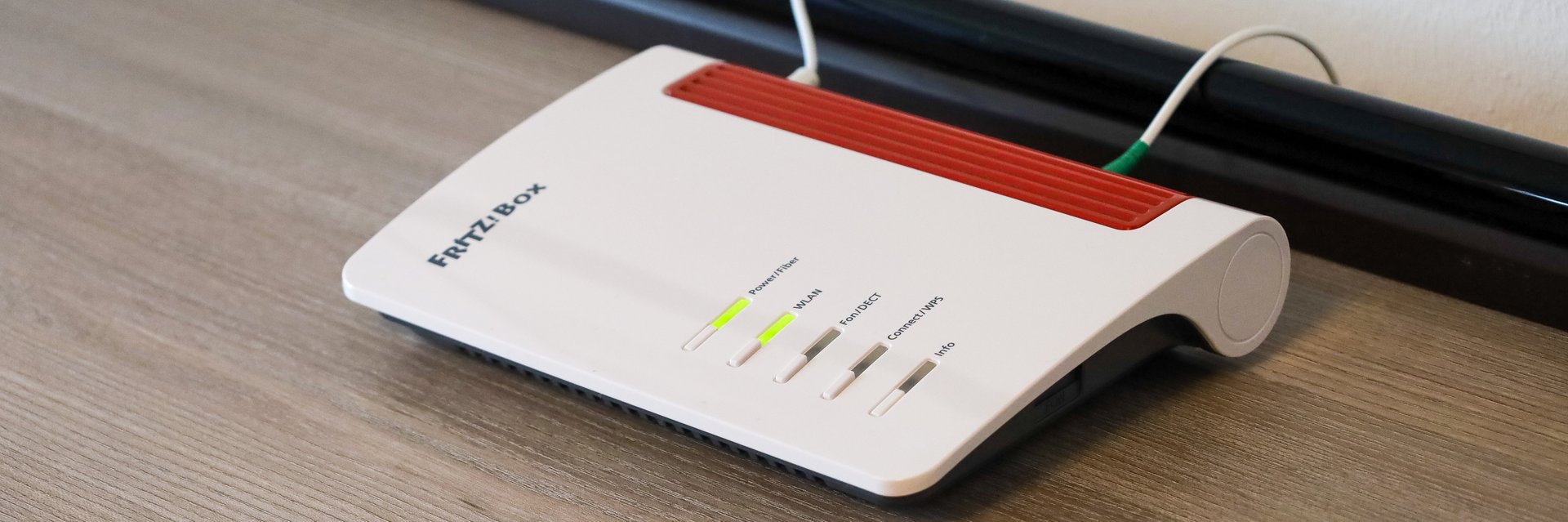 Fritz!Box Internet-Router auf Sideboard