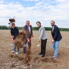 Stadtwerke-Projektkoordinator Johannes Bergen, Dr. Michael Fiedeldey (Stadtwerke-Geschäftsführer), Oberbürgermeister Sebastian M. Niedermaier sowie Ulrich Geis, Geschäftsführer der Energieallianz Bayern beim Spatenstich für die PV-Anlage in der Bamberger Südflur
