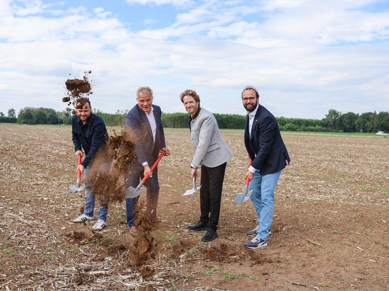 Stadtwerke-Projektkoordinator Johannes Bergen, Dr. Michael Fiedeldey (Stadtwerke-Geschäftsführer), Oberbürgermeister Sebastian M. Niedermaier sowie Ulrich Geis, Geschäftsführer der Energieallianz Bayern beim Spatenstich für die PV-Anlage in der Bamberger Südflur