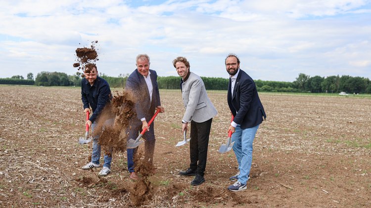 Spatenstich für die PV-Anlage Bamberger Südflur Stadtwerke-Projektkoordinator Johannes Bergen, Dr. Michael Fiedeldey (Stadtwerke-Geschäftsführer), Oberbürgermeister Sebastian M. Niedermaier sowie Ulrich Geis, Geschäftsführer der Energieallianz Bayern beim Spatenstich für die PV-Anlage in der Bamberger Südflur