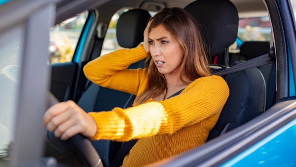 Frau verzweifelt im Auto hinter dem Steuer Frau verzweifelt im Auto hinter dem Steuer