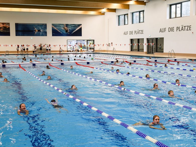 Schwimmer im Schwimmerbecken Bambados