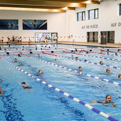 Schwimmer im Schwimmerbecken Bambados