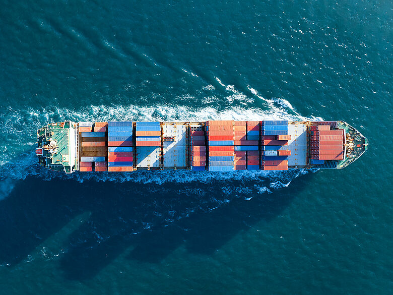Containerschiff auf Meer von oben