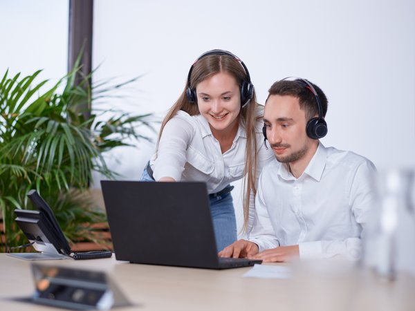Ausbildung STWB Dialog- Mann und Frau schauen zusammen auf einen Bildschirm
