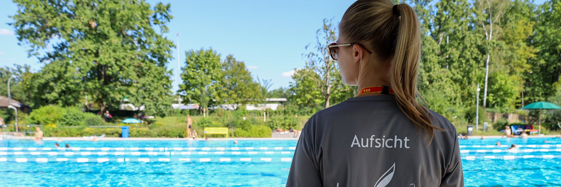 Stadionbad Aufsichtsperson von hinten Stadionbad Aufsichtsperson von hinten
