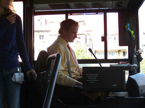 Georg Wittmann in der Rolle als Herr Taschenbier hinterm Bussteuer bei den Dreharbeiten zu Sams im Glück