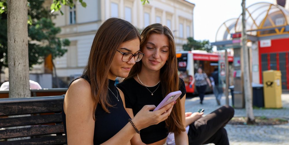 Zwei junge Frauen mit Smartphone in der Bamberger Innenstadt