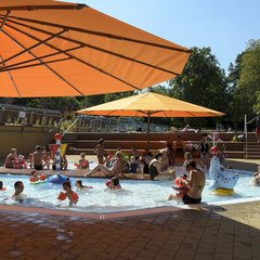 Viele spielende Kinder im Kinderbecken im Freibad