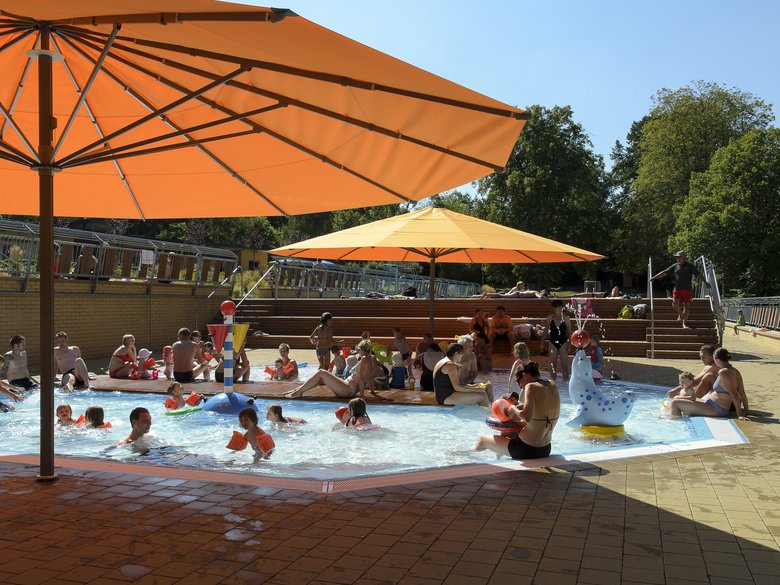 Viele spielende Kinder im Kinderbecken im Freibad