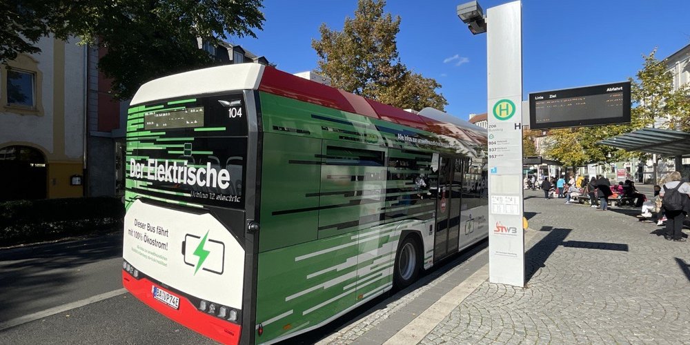 E-Bus "Der Elektrische" an Haltestelle