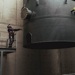Einbau Pufferspeicher Energiezentrale - Monteur neben Speicher