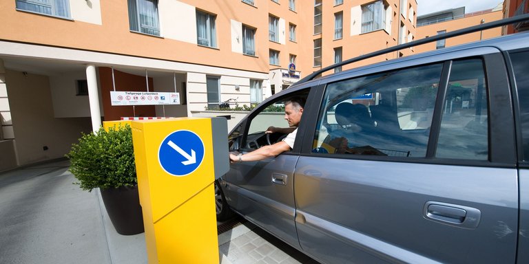 Auto steht bei der Einfahrt der Tiefgarage