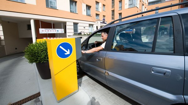 Auto beim Einfahren in die Tiefgarage Auto beim Einfahren in die Tiefgarage