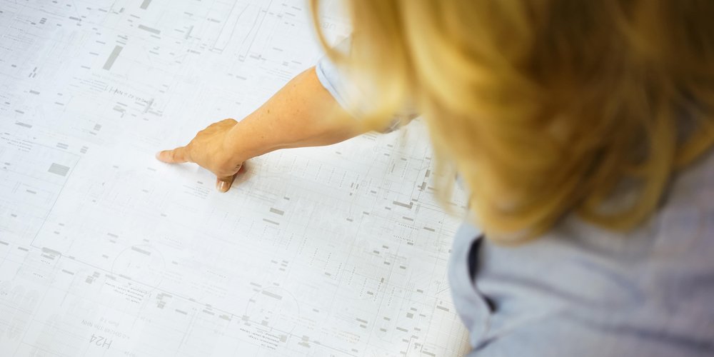 Dr. Verena Herrmann mit Bauplan