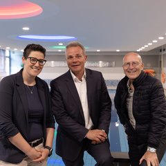 Bäderleiterin Lena Schleyer, STWB-Geschäftsführer Dr. Fiedeldey und Bürgermeister Gerhard Schneider im Hallenbad Lichteneiche 