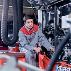 Ausbildung KFZ Mechatroniker- Azubi repariert ein Fahrzeug