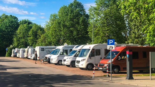 Wohnmobile in einer Reihe auf Reisemobilstellplatz Heinrichsdamm Stellplatz für Wohnmobil in Bamberg
