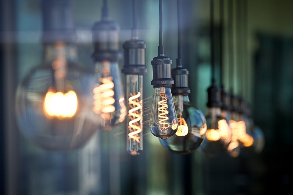Glühlampen in einer Reihe von der Decke hängend