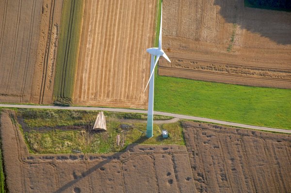 Windrad auf dem Feld in Sassendorf