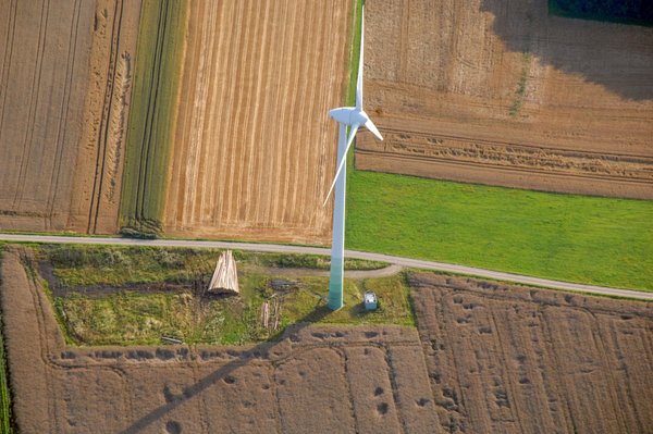 Windrad auf dem Feld in Sassendorf