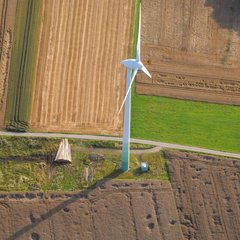 Windrad auf einem Feld in Sassendorf