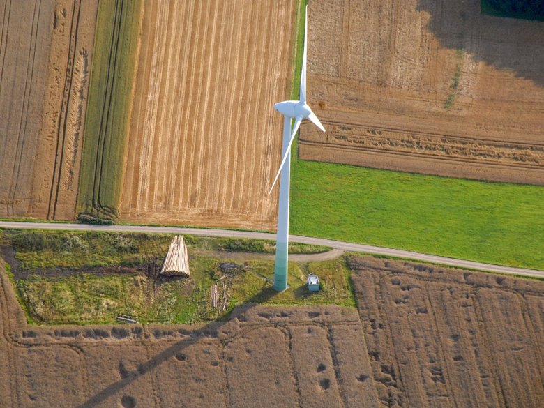 Windrad auf einem Feld in Sassendorf