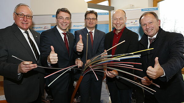 Stadtnetz-Geschäftsführer Bengel und Bürgermeister von Pettstadt Altendorf und Buttenheim halten Glasfaserkabel
