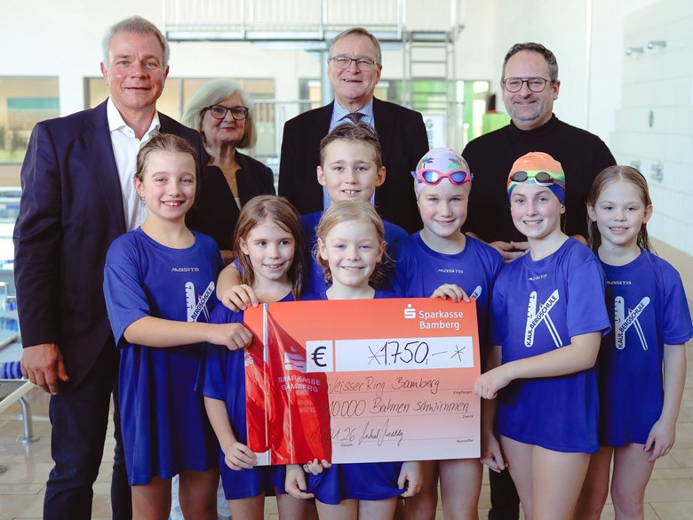 Soziales Engagement: Oberbürgermeister und Stadtwerke-Geschäftsführer verlieren Schwimmwette