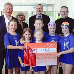 Soziales Engagement: Oberbürgermeister und Stadtwerke-Geschäftsführer verlieren Schwimmwette