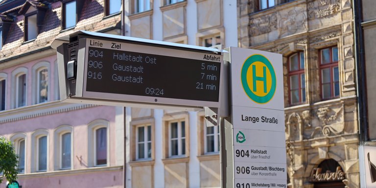 Digitale Haltestellenanzeige in der Langen Straße Bamberg