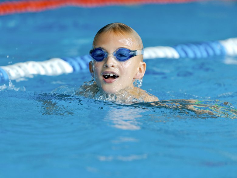 Kind schwimmt mit Taucherbrille