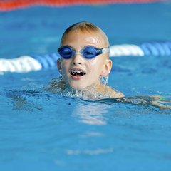 Kind beim schwimmen Kind schwimmt mit Taucherbrille