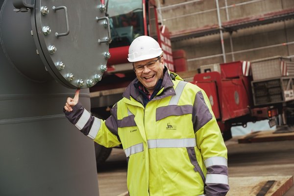 Einbau Pufferspeicher Energiezentrale - Projektleiter Stefan Loskarn