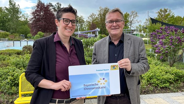 Bäderleiterin Lena Schleyer und Oberbürgermeister Andreas Starke