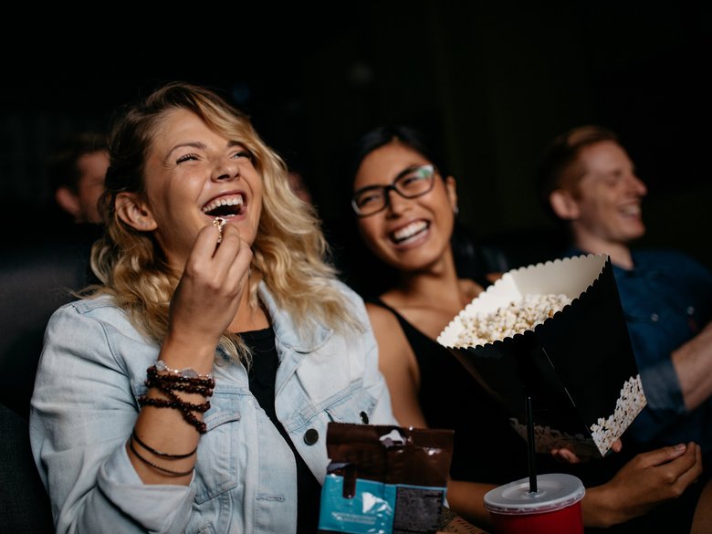 Besucherinen im Kinosommer mit Popcorn