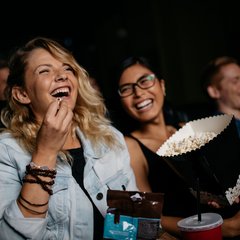 Besucherinen im Kinosommer mit Popcorn