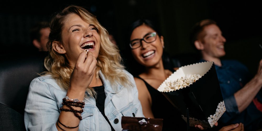 Besucherinen im Kinosommer mit Popcorn