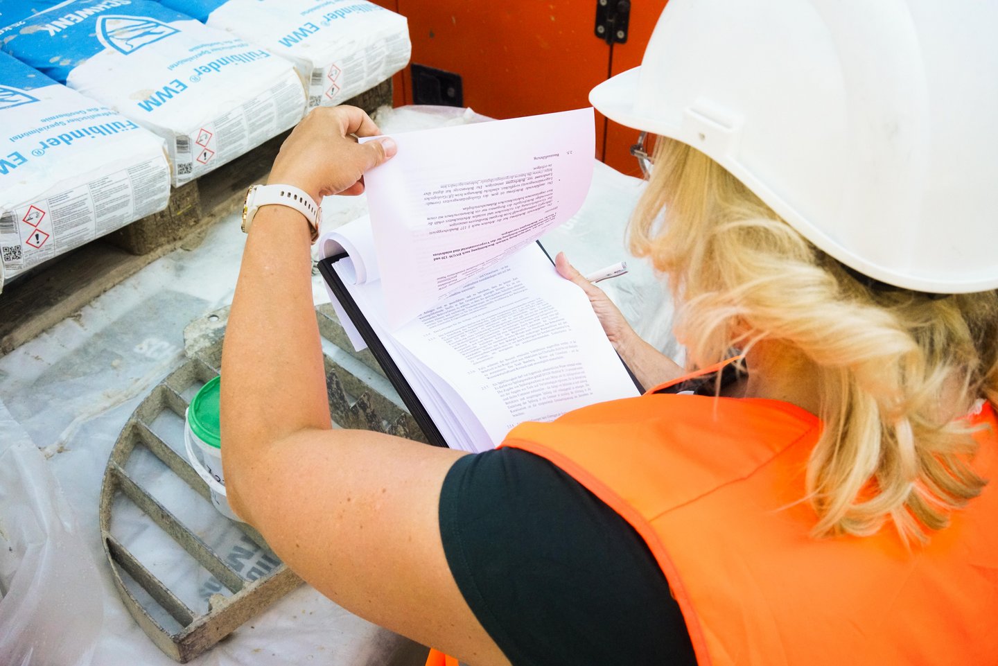 Dr. Verena Herrmann prüft Material auf der Baustelle Dr. Verena Herrmann prüft Material auf der Baustelle