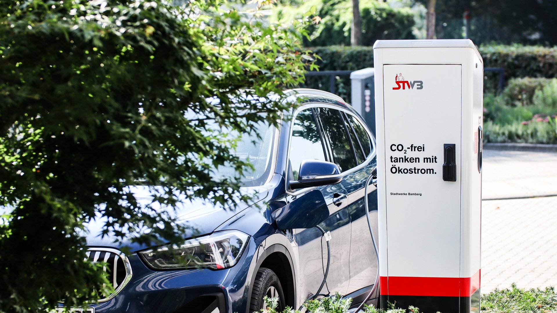 STWB Ladesäule mit Auto